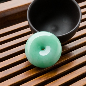 糯种浅绿翡翠平安扣吊坠