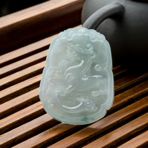 糯冰种飘花翡翠仿古龙吊坠