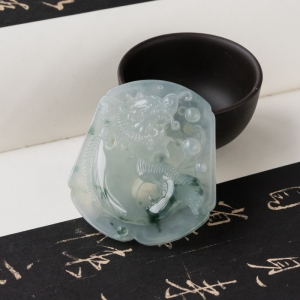 糯冰种飘花翡翠吉祥吊坠