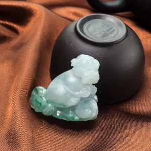 糯冰种飘翠翡翠瑞兽吊坠