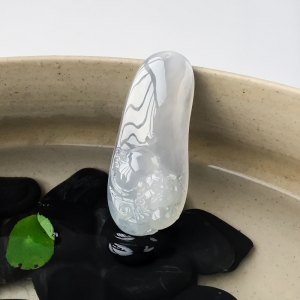 糯冰种翡翠瑞兽吊坠
