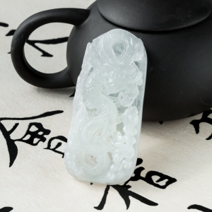 糯冰种翡翠飞龙在天吊坠