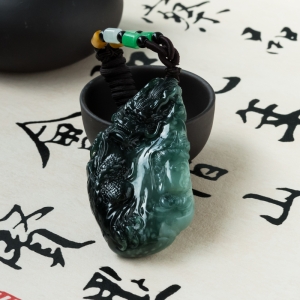 糯冰种蓝绿翡翠飞龙在天吊坠