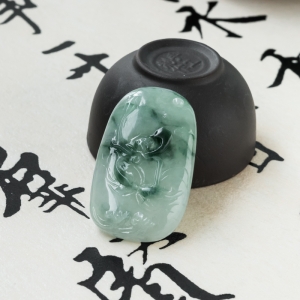 糯冰种飘花翡翠连年有余吊坠
