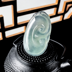 糯冰种淡晴水翡翠如意吊坠