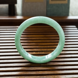 56.5mm糯冰种浅绿翡翠平安镯