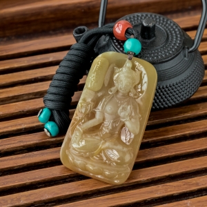 糯冰种黄翡翡翠度母吊坠