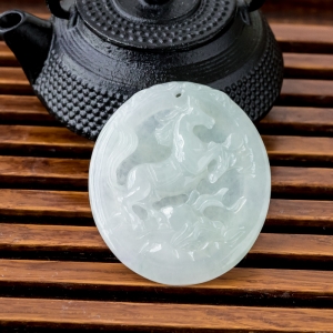 糯冰种浅绿翡翠马到功成吊坠