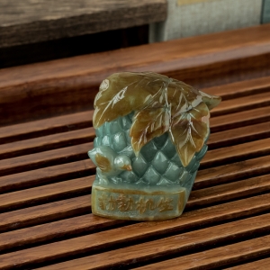 糯冰种俏色翡翠勃勃生机摆件