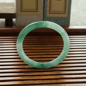 55mm糯冰种飘翠翡翠贵妃镯