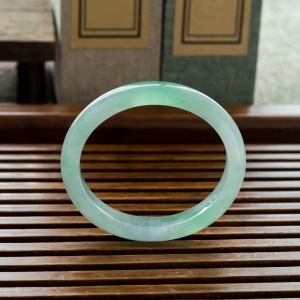 55mm糯冰种飘翠翡翠贵妃镯