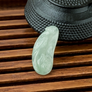 糯冰种浅绿翡翠连年有余吊坠