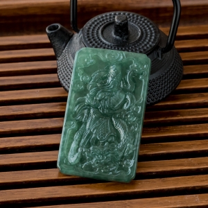 糯冰种深绿翡翠义薄云天吊坠