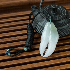 糯冰种浅绿翡翠蟹钳吊坠