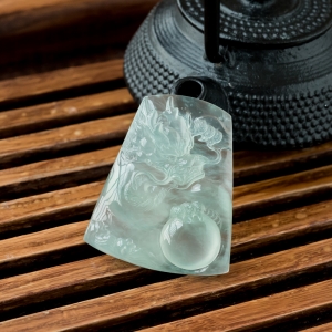 高冰种晴水翡翠飞龙在天吊坠