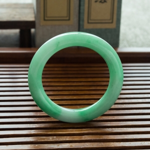57.5mm糯冰种飘翠翡翠圆镯