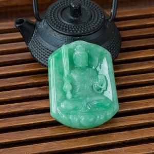 糯冰种翠绿翡翠不动明王吊坠
