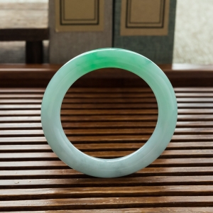 55.5mm糯冰种飘翠翡翠圆镯