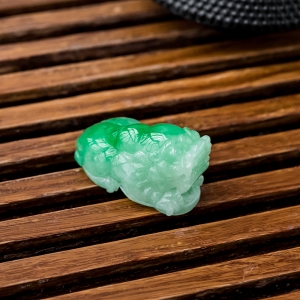 糯冰种飘翠翡翠貔貅吊坠