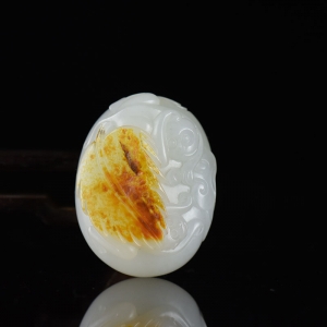 俏色籽料和田白玉一夜封侯吊坠