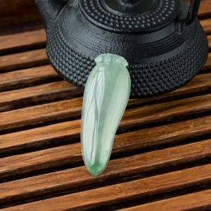 糯冰种飘花翡翠福瓜吊坠