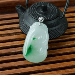 18K糯冰种飘翠翡翠如意吊坠