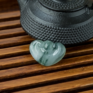 糯冰种飘花翡翠如意吊坠