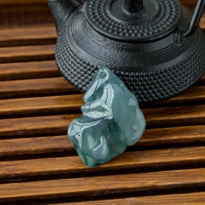 糯冰种飘花翡翠随形吊坠