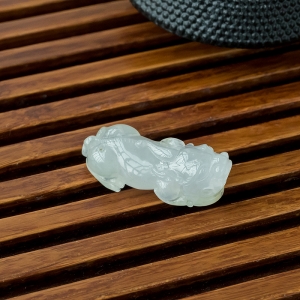 糯冰种浅绿翡翠貔貅吊坠