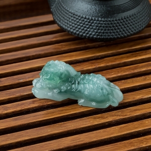 糯冰种飘花翡翠唐狮摆件