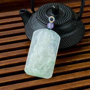糯冰种浅绿翡翠义薄云天吊坠
