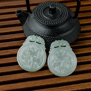 糯冰种浅绿翡翠喜上眉梢吊坠（两件）