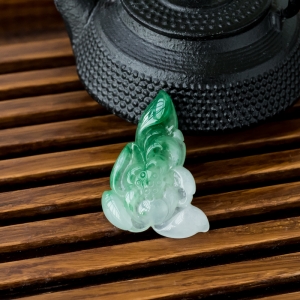 糯冰种飘翠翡翠莲花吊坠