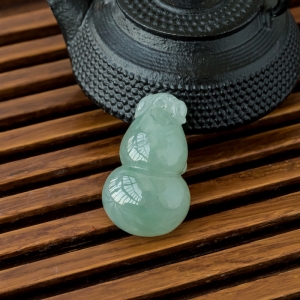 糯冰种浅绿翡翠葫芦吊坠