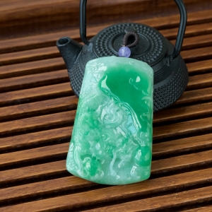 糯冰种飘翠翡翠飞龙在天吊坠