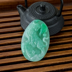 糯冰种飘翠翡翠王者风范吊坠