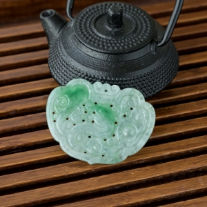 糯冰种飘翠翡翠如意锁吊坠