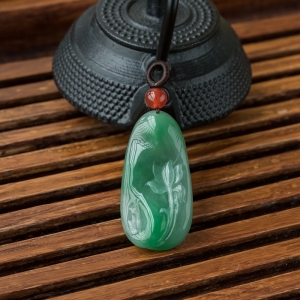 糯冰种翠绿翡翠幽莲吊坠