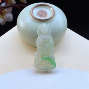 糯冰种飘翠翡翠大势至菩萨吊坠