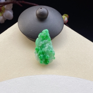 糯冰种飘翠翡翠白菜吊坠