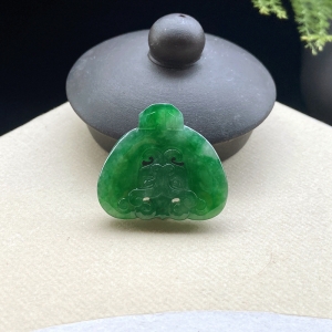 糯冰种翠绿翡翠仿古纹吊坠