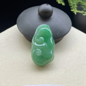 糯冰种豆绿翡翠如意吊坠