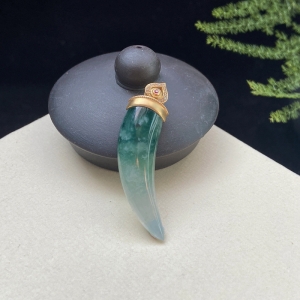 18K糯冰种飘花翡翠龙牙吊坠