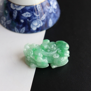 糯冰种翠绿翡翠貔貅吊坠