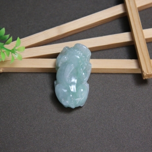 糯冰种浅绿翡翠貔貅吊坠