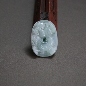 糯冰种飘花翡翠龙腾万里吊坠