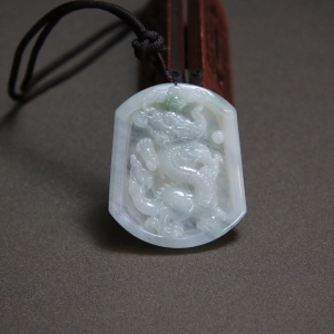 糯冰种飘花翡翠飞龙在天吊坠