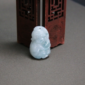 糯冰种飘花翡翠灵猴献瑞吊坠