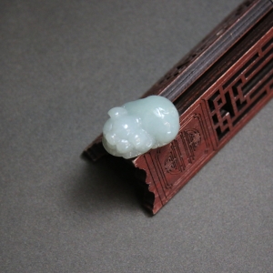 糯冰种翡翠福猪吊坠