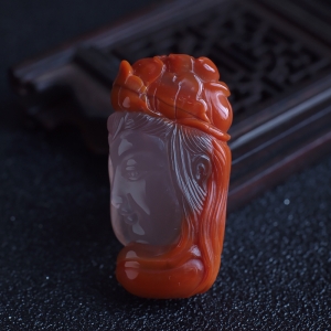 俏色南红观音吊坠